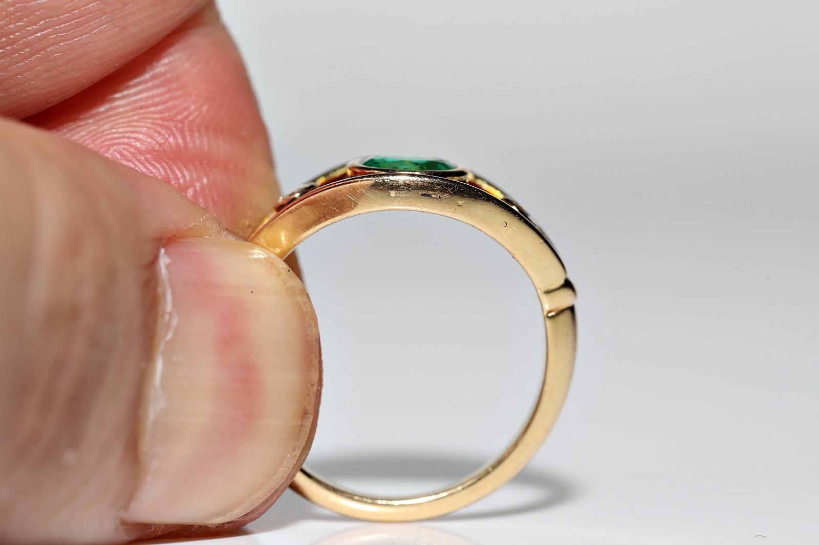 Vintage Circa 1980er Jahre 18k Gold Natürlicher Diamant und Smaragd Dekorierter Emaille-Ring  im Angebot 1