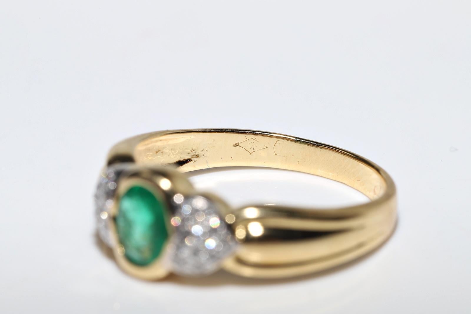 Vintage Circa 1980s 18k Gold Natural Diamond And Emerald Decorated Ring For Sale 4