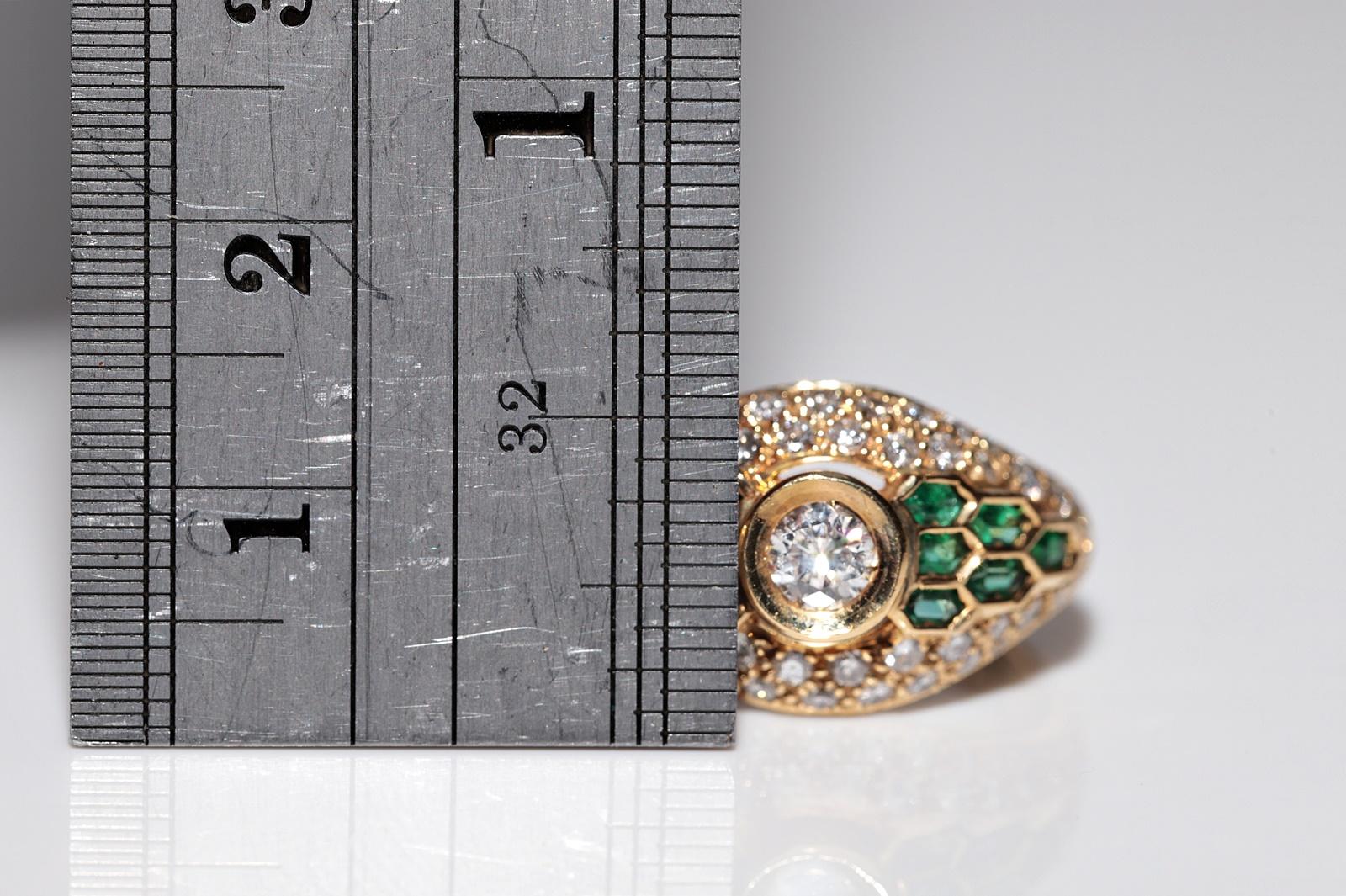 Vintage Circa 1980s 18k Gold Natural Diamond And Emerald Decorated Ring For Sale 4