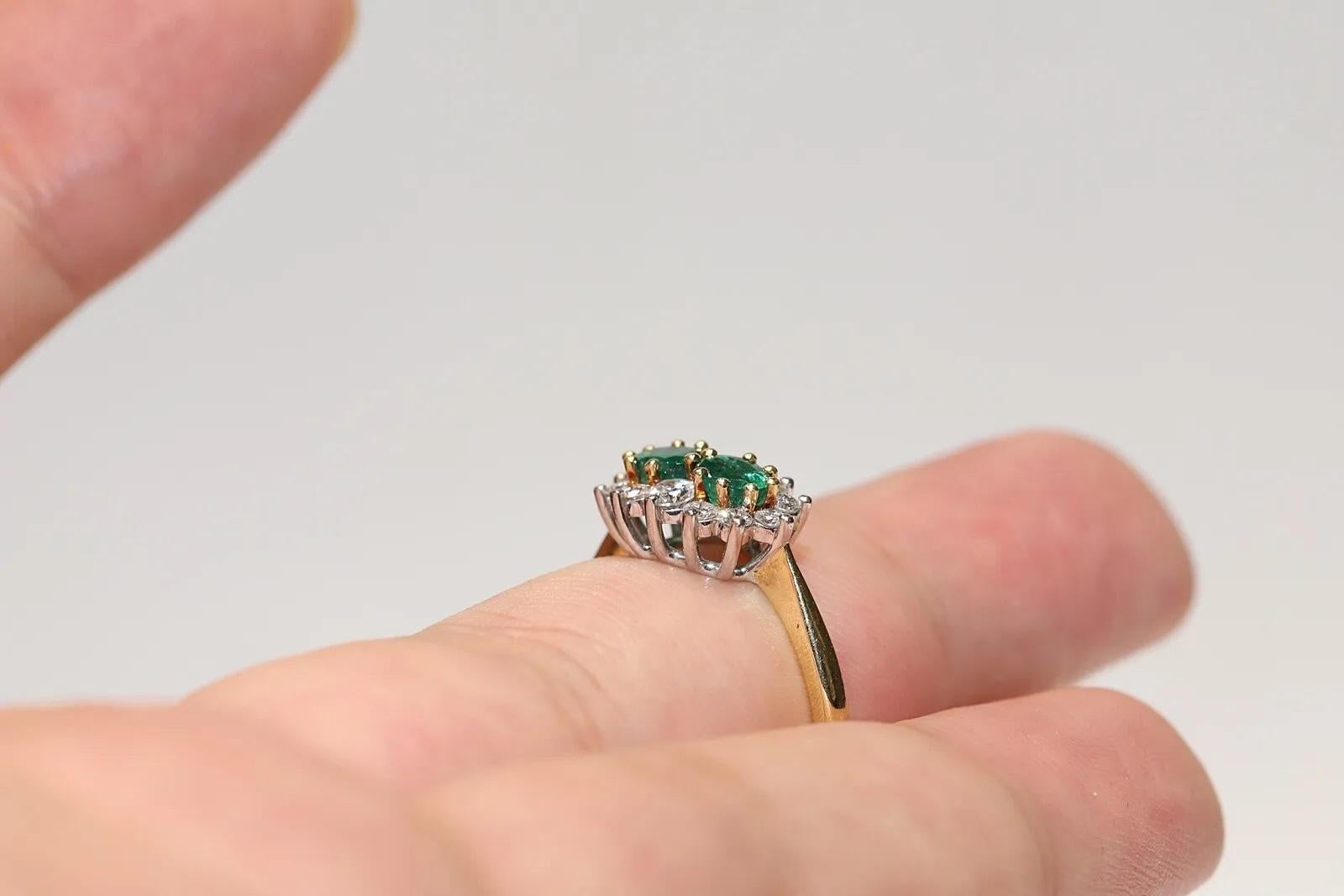 Vintage Circa 1980er Jahre 18k Gold Natürlicher Diamant und Smaragd Dekorierter Ring im Angebot 4