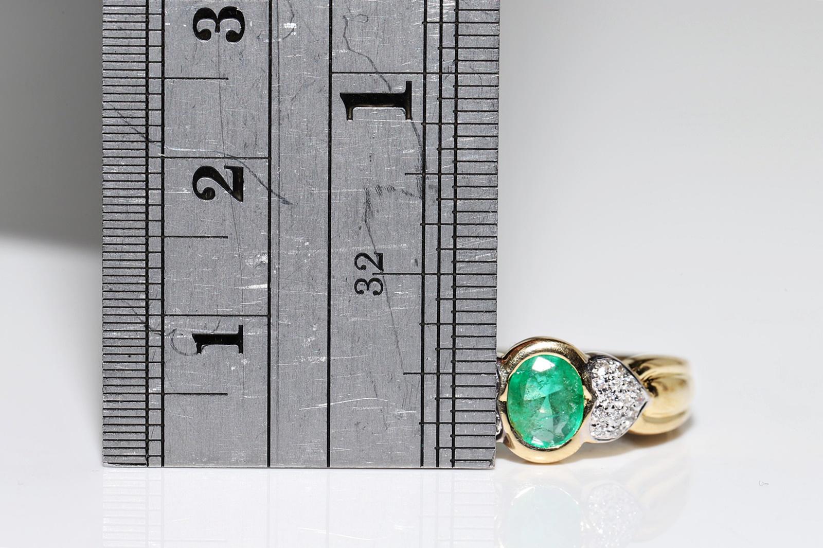 Vintage Circa 1980s 18k Gold Natural Diamond And Emerald Decorated Ring For Sale 5