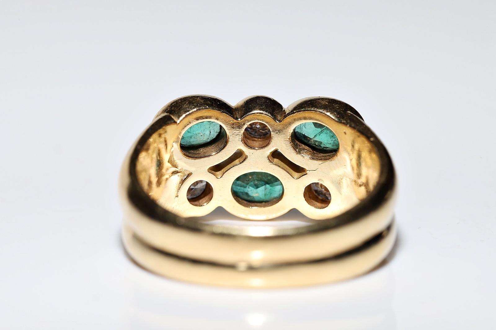 Vintage Circa 1980er Jahre 18k Gold Natürlicher Diamant und Smaragd Dekorierter Ring im Angebot 5