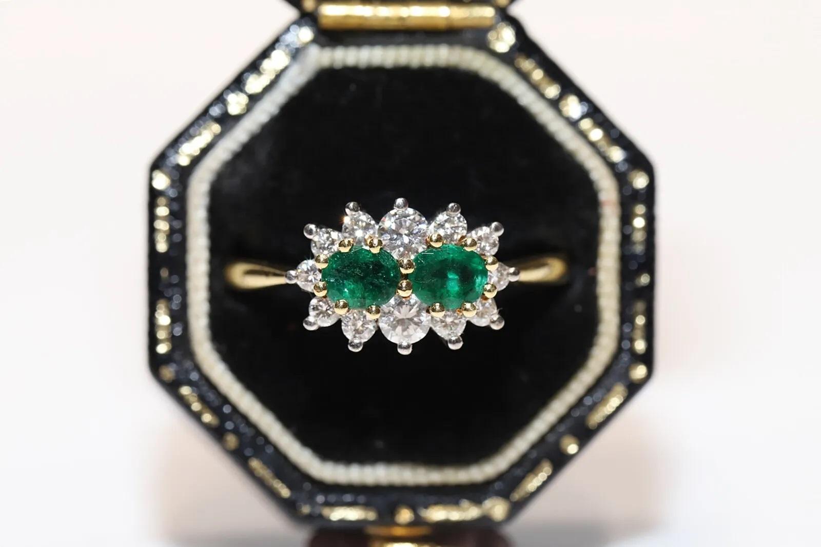 Vintage Circa 1980er Jahre 18k Gold Natürlicher Diamant und Smaragd Dekorierter Ring im Angebot 5