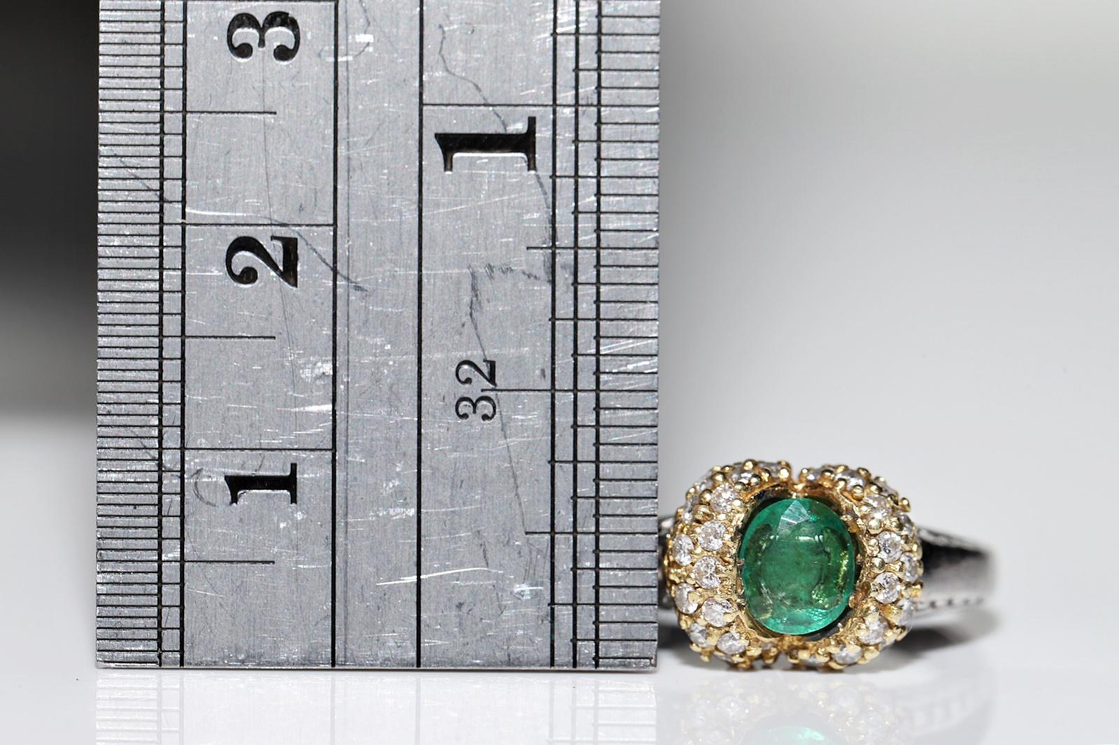 Vintage Circa 1980er Jahre 18k Gold Natürlicher Diamant und Smaragd Dekorierter Ring im Angebot 6
