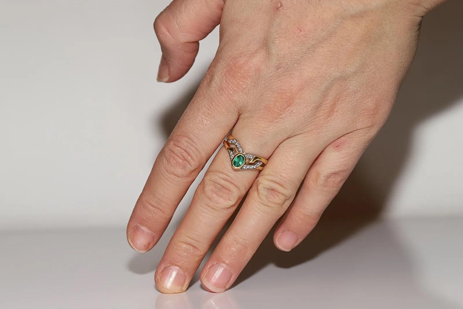 Vintage Circa 1980er Jahre 18k Gold Natürlicher Diamant und Smaragd Dekorierter Ring im Angebot 6