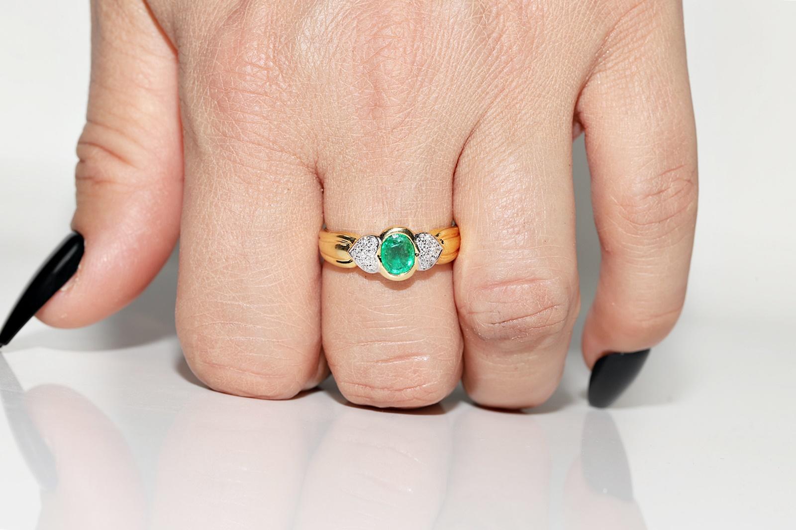 Vintage Circa 1980s 18k Gold Natural Diamond And Emerald Decorated Ring For Sale 8