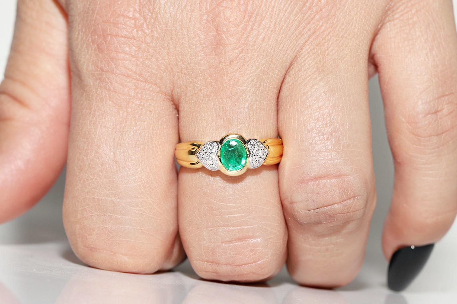 Vintage Circa 1980s 18k Gold Natural Diamond And Emerald Decorated Ring For Sale 9