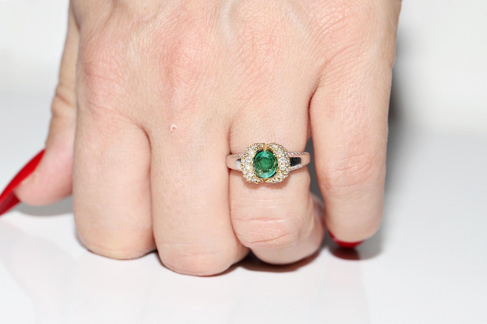 Vintage Circa 1980er Jahre 18k Gold Natürlicher Diamant und Smaragd Dekorierter Ring im Angebot 9