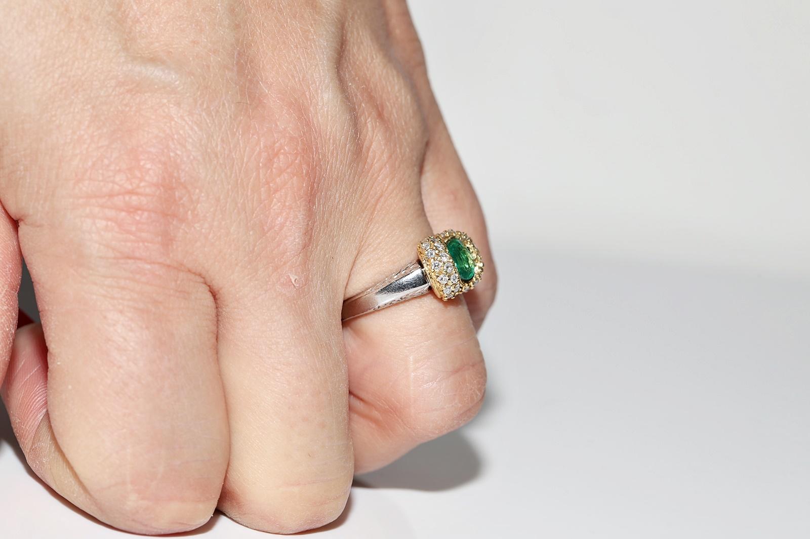 Vintage Circa 1980er Jahre 18k Gold Natürlicher Diamant und Smaragd Dekorierter Ring im Angebot 10