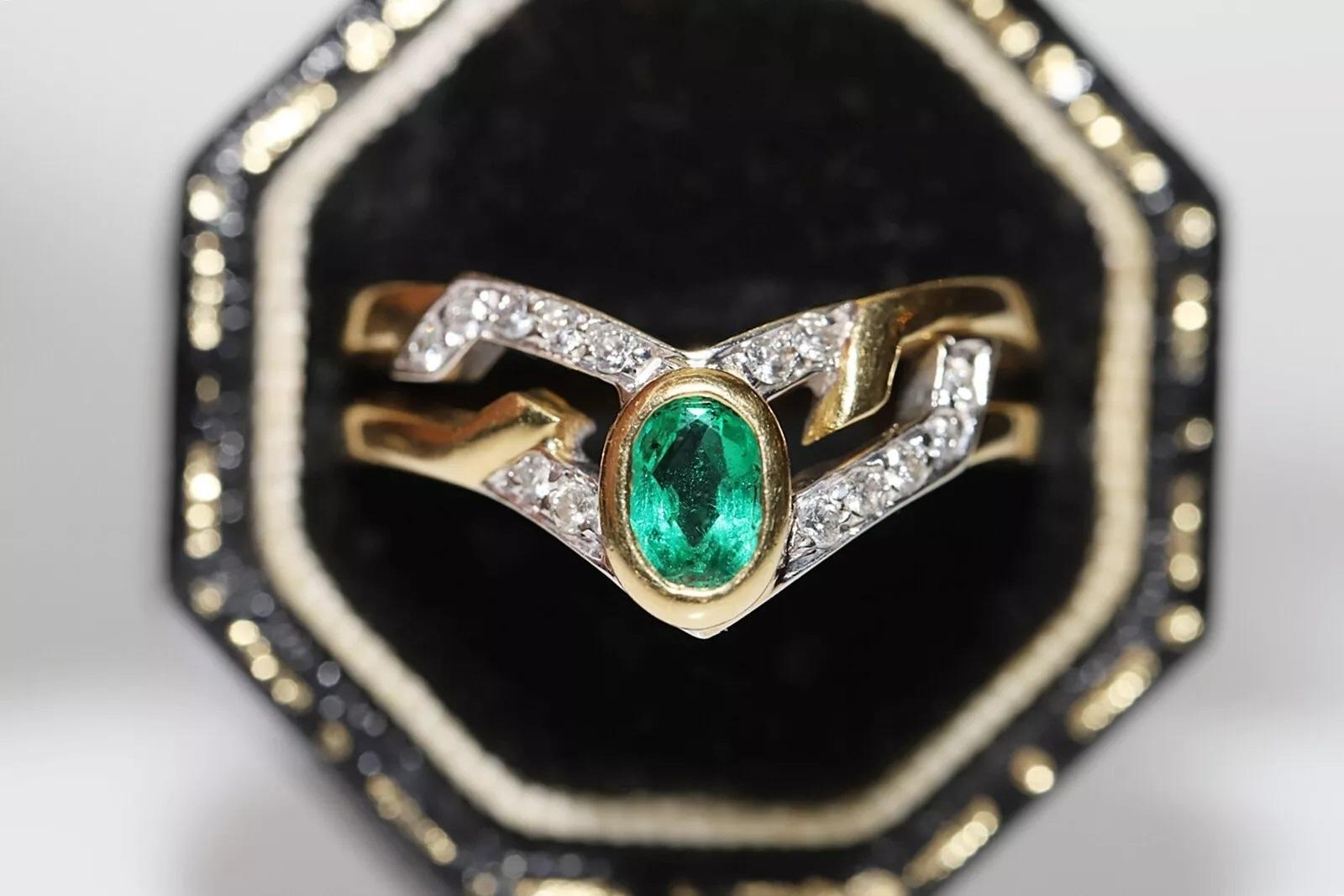 In sehr gutem Zustand.
Das Gesamtgewicht beträgt 5.2 Gramm.
Insgesamt ist Diamant 0,20 Karat.
Der Diamant ist G Farbe und vs-s1 Klarheit.
Insgesamt ist Smaragd 0,40 Karat.
Ringgröße ist US 7 
Wir können jede Größe herstellen.
Die Box ist nicht