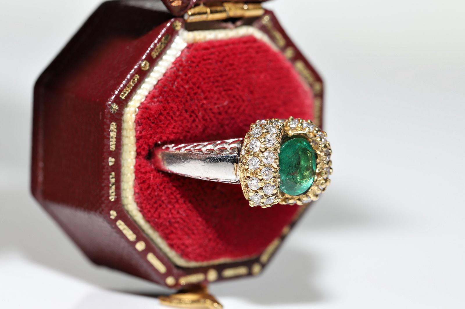 Vintage Circa 1980er Jahre 18k Gold Natürlicher Diamant und Smaragd Dekorierter Ring (Retro) im Angebot