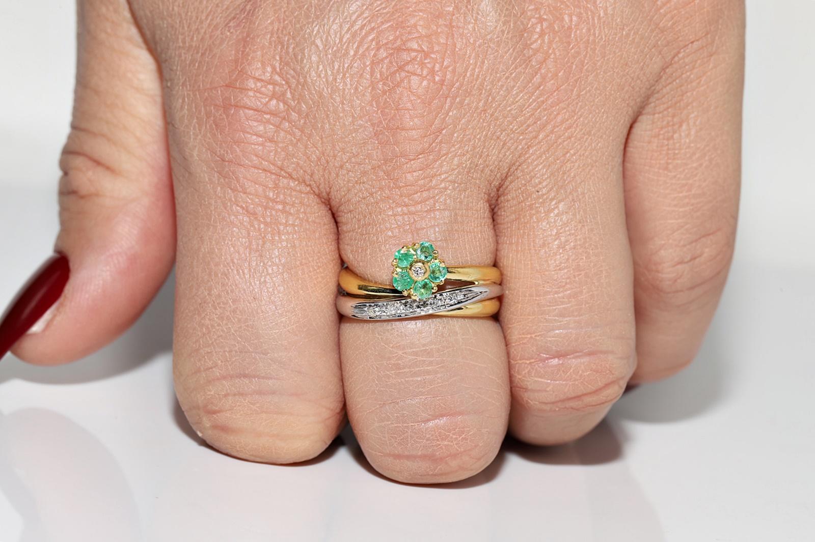 Retro Vintage Circa 1980s 18k Gold Natural Diamond And Emerald Decorated Ring For Sale