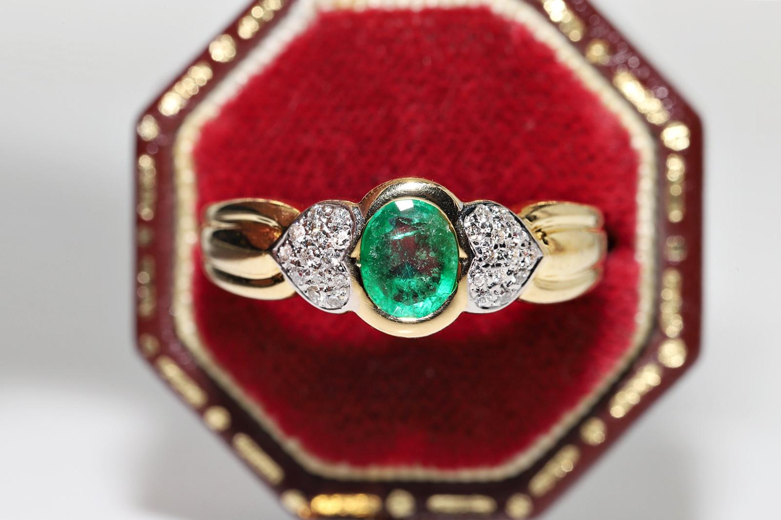 Retro Vintage Circa 1980s 18k Gold Natural Diamond And Emerald Decorated Ring For Sale