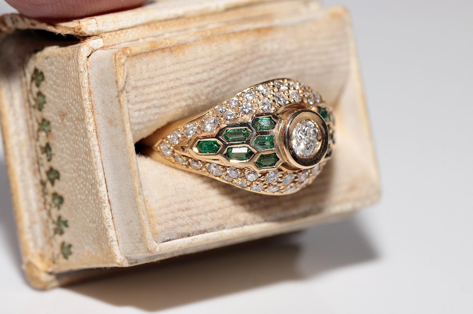 Retro Vintage Circa 1980s 18k Gold Natural Diamond And Emerald Decorated Ring For Sale