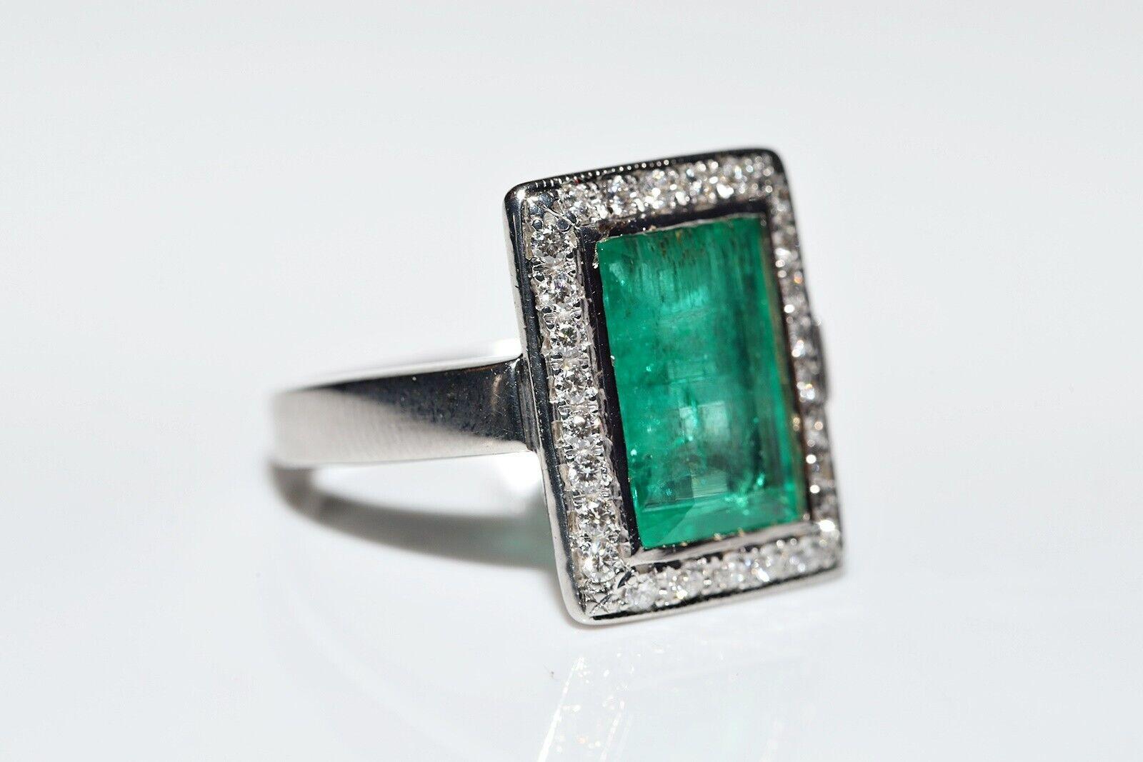 Emerald Cut Vintage Circa 1980s 18k Gold Natural Diamond And Emerald Decorated Ring For Sale