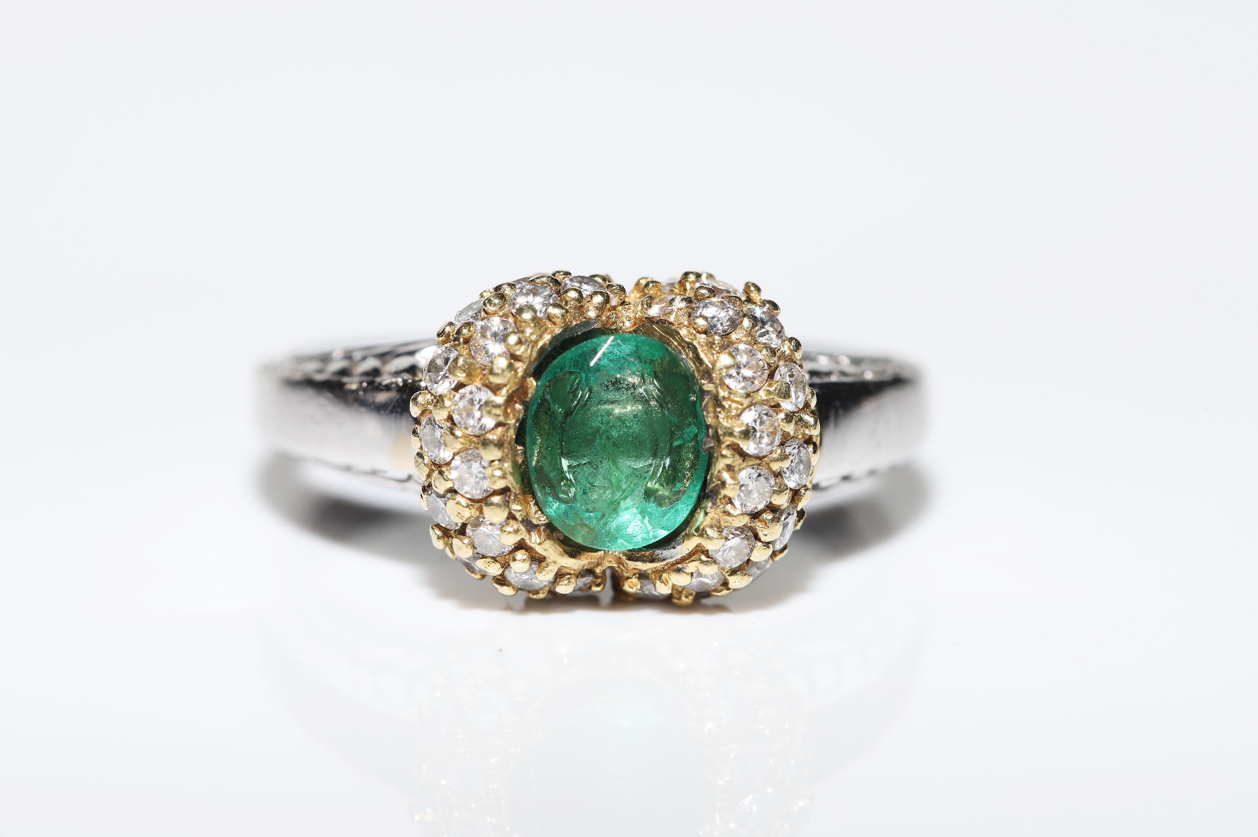Vintage Circa 1980er Jahre 18k Gold Natürlicher Diamant und Smaragd Dekorierter Ring (Brillantschliff) im Angebot