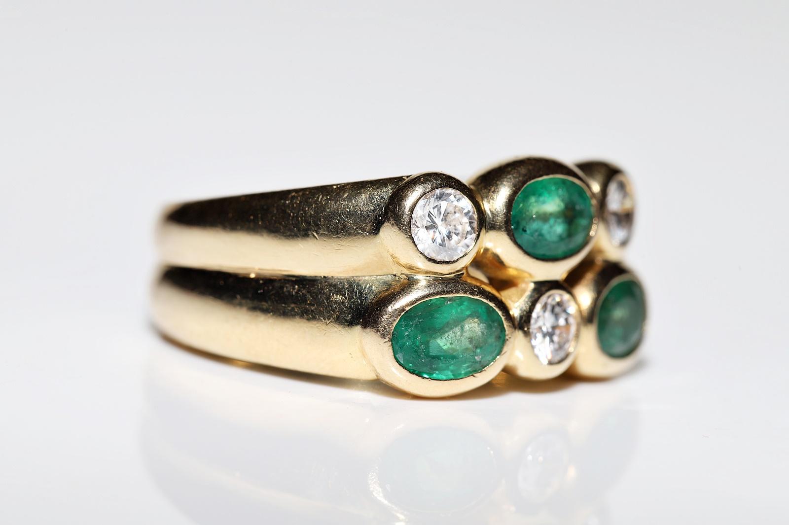 Vintage Circa 1980er Jahre 18k Gold Natürlicher Diamant und Smaragd Dekorierter Ring (Brillantschliff) im Angebot
