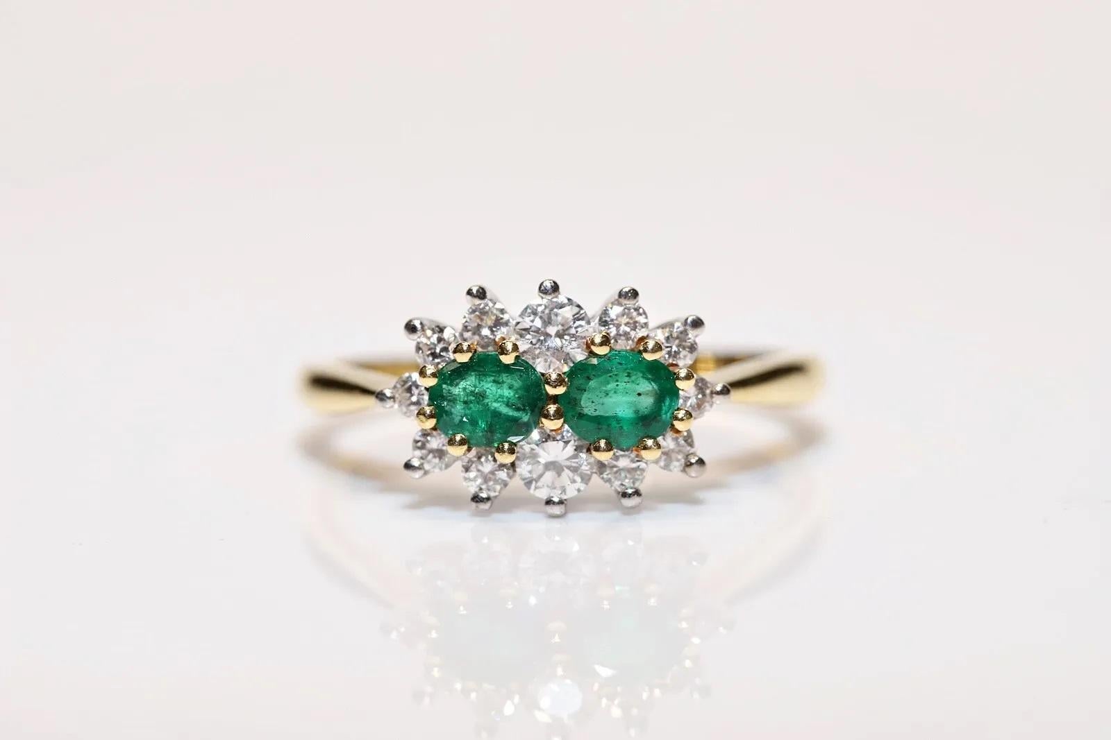 Vintage Circa 1980er Jahre 18k Gold Natürlicher Diamant und Smaragd Dekorierter Ring (Brillantschliff) im Angebot