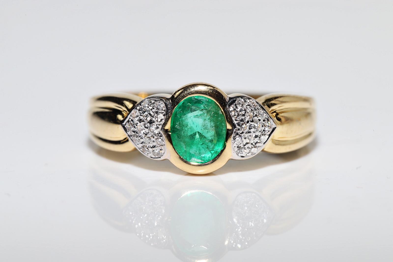 Vintage Circa 1980s 18k Gold Natural Diamond And Emerald Decorated Ring In Good Condition For Sale In Fatih/İstanbul, 34