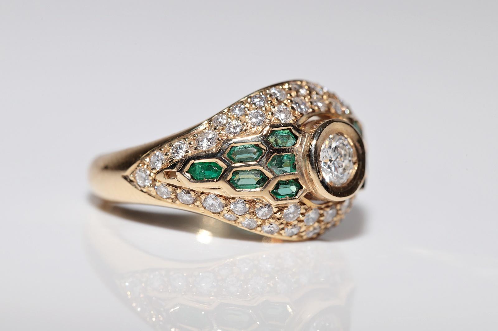 Vintage Circa 1980s 18k Gold Natural Diamond And Emerald Decorated Ring In Good Condition For Sale In Fatih/İstanbul, 34