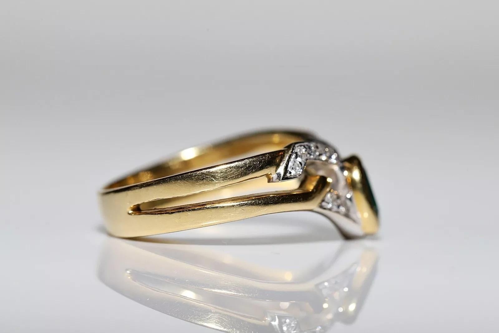 Vintage Circa 1980er Jahre 18k Gold Natürlicher Diamant und Smaragd Dekorierter Ring Damen im Angebot