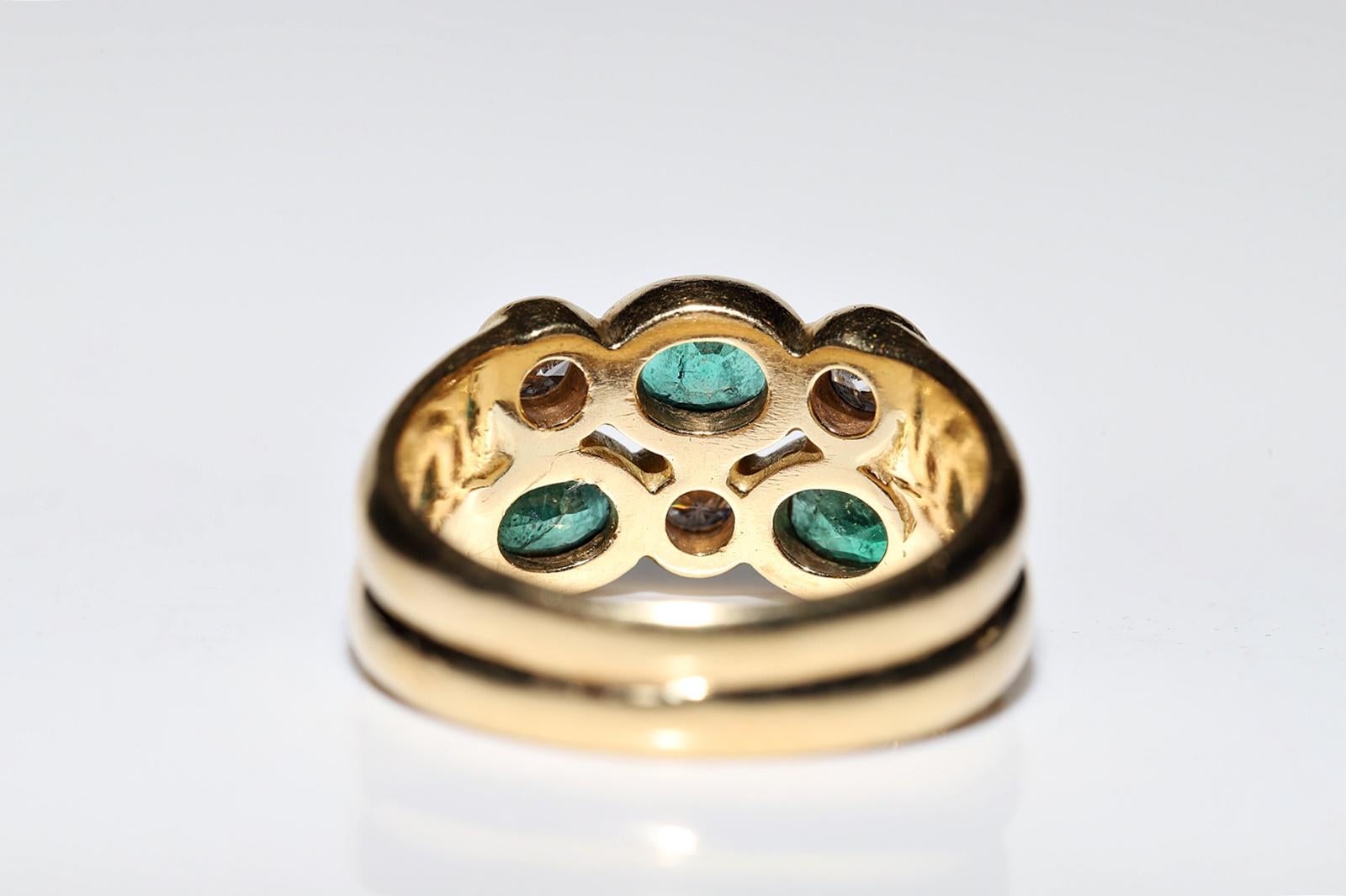 Vintage Circa 1980er Jahre 18k Gold Natürlicher Diamant und Smaragd Dekorierter Ring Damen im Angebot