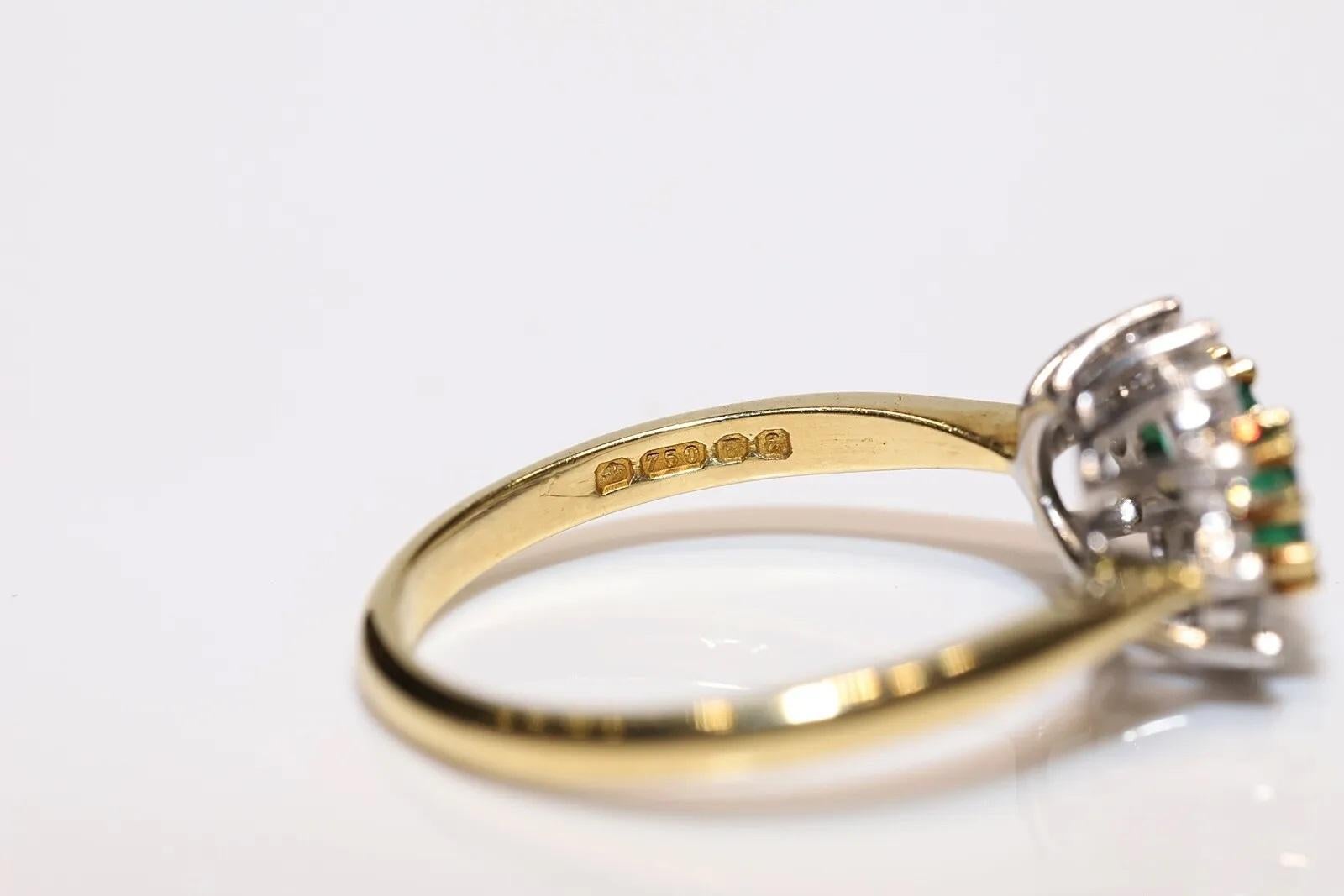 Vintage Circa 1980er Jahre 18k Gold Natürlicher Diamant und Smaragd Dekorierter Ring Damen im Angebot