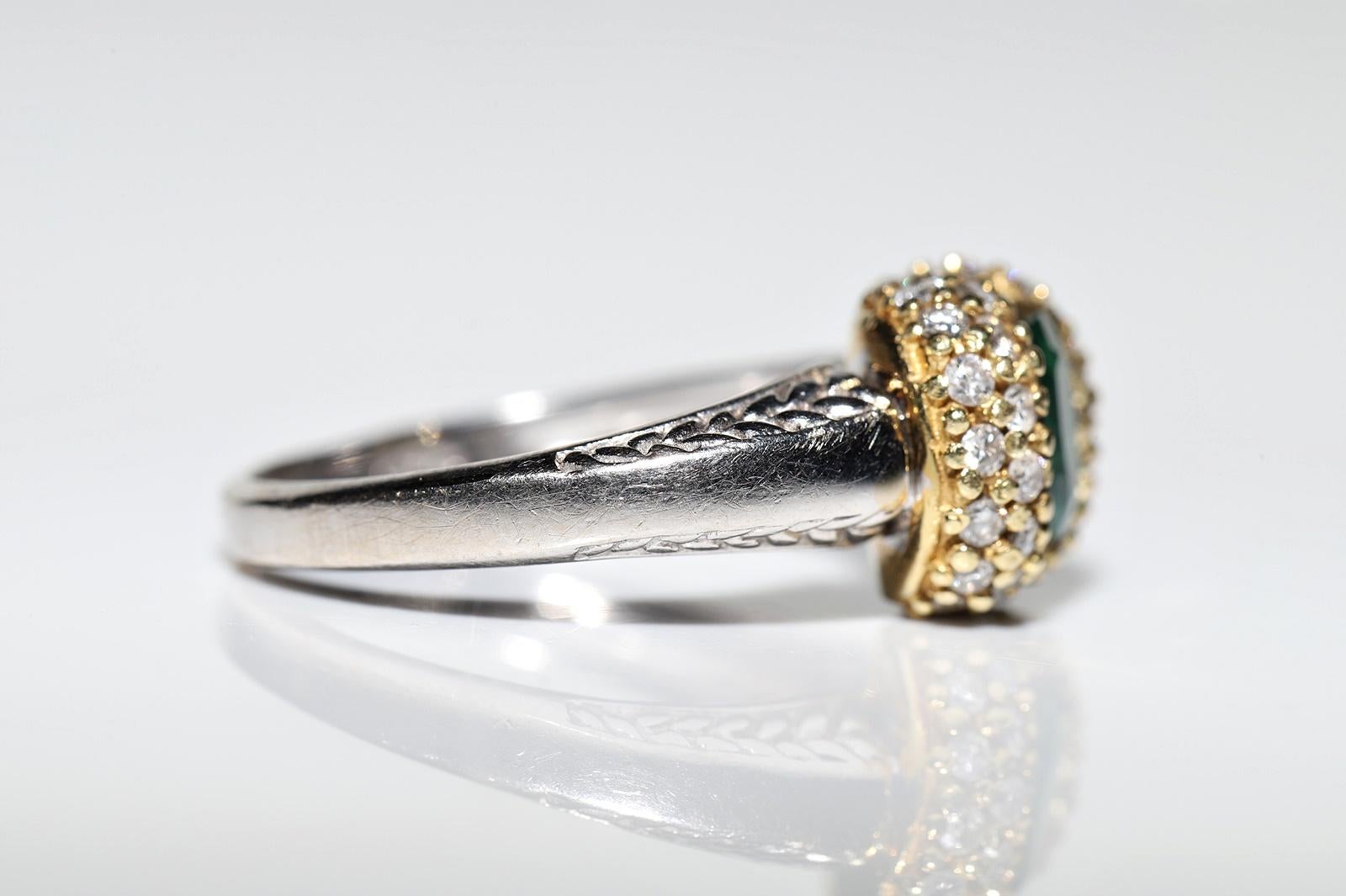 Vintage Circa 1980er Jahre 18k Gold Natürlicher Diamant und Smaragd Dekorierter Ring Damen im Angebot