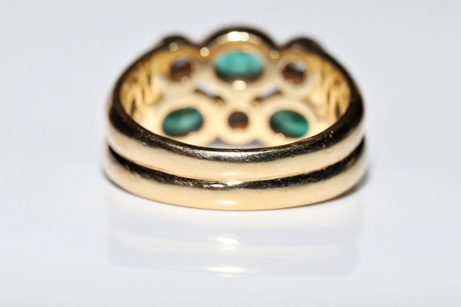 Vintage Circa 1980er Jahre 18k Gold Natürlicher Diamant und Smaragd Dekorierter Ring im Angebot 1