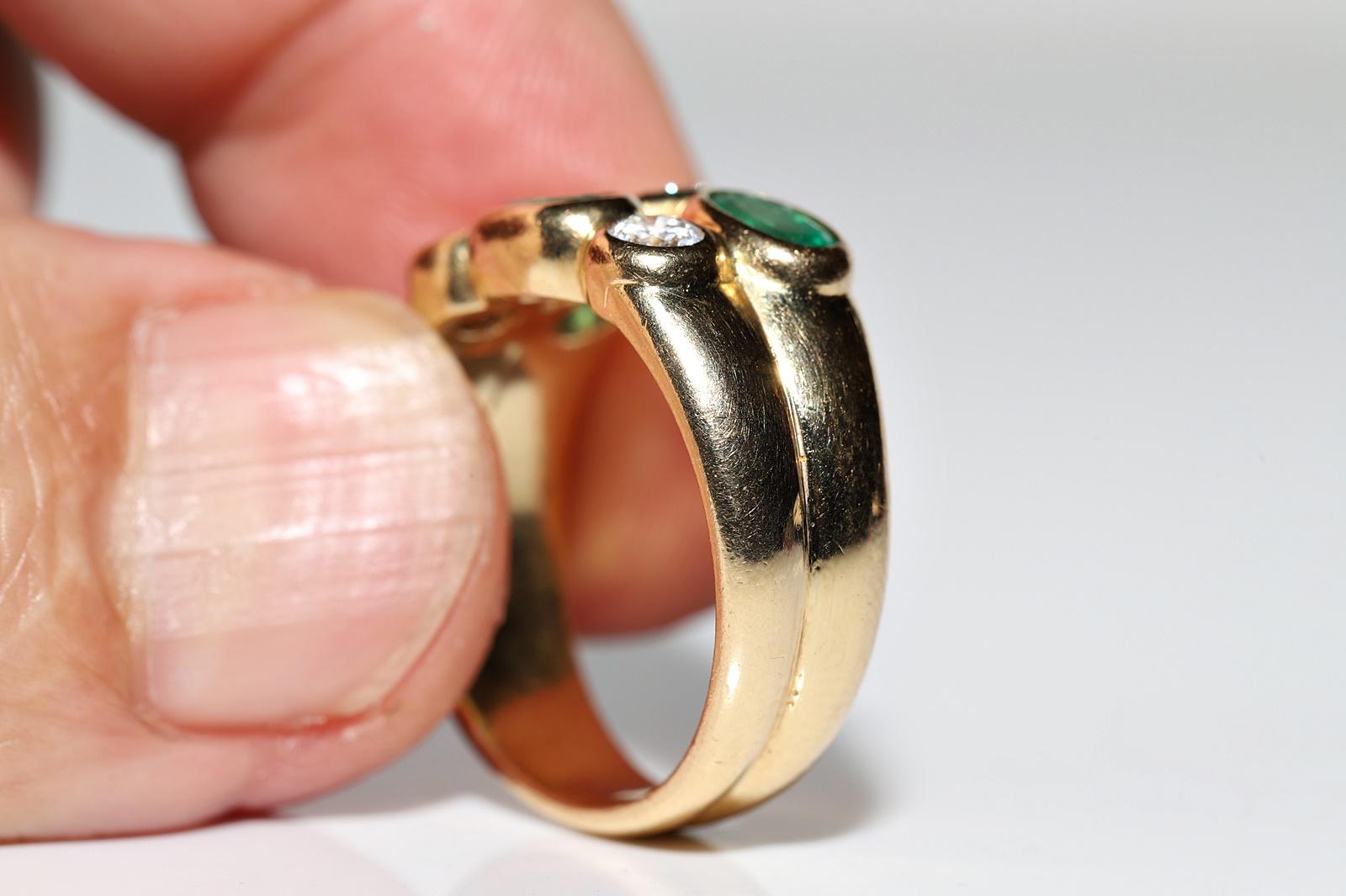 Vintage Circa 1980s 18k Gold Natural Diamond And Emerald Decorated Ring For Sale 2