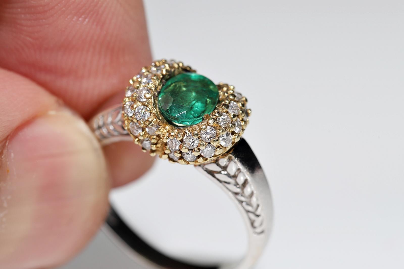 Vintage Circa 1980er Jahre 18k Gold Natürlicher Diamant und Smaragd Dekorierter Ring im Angebot 2