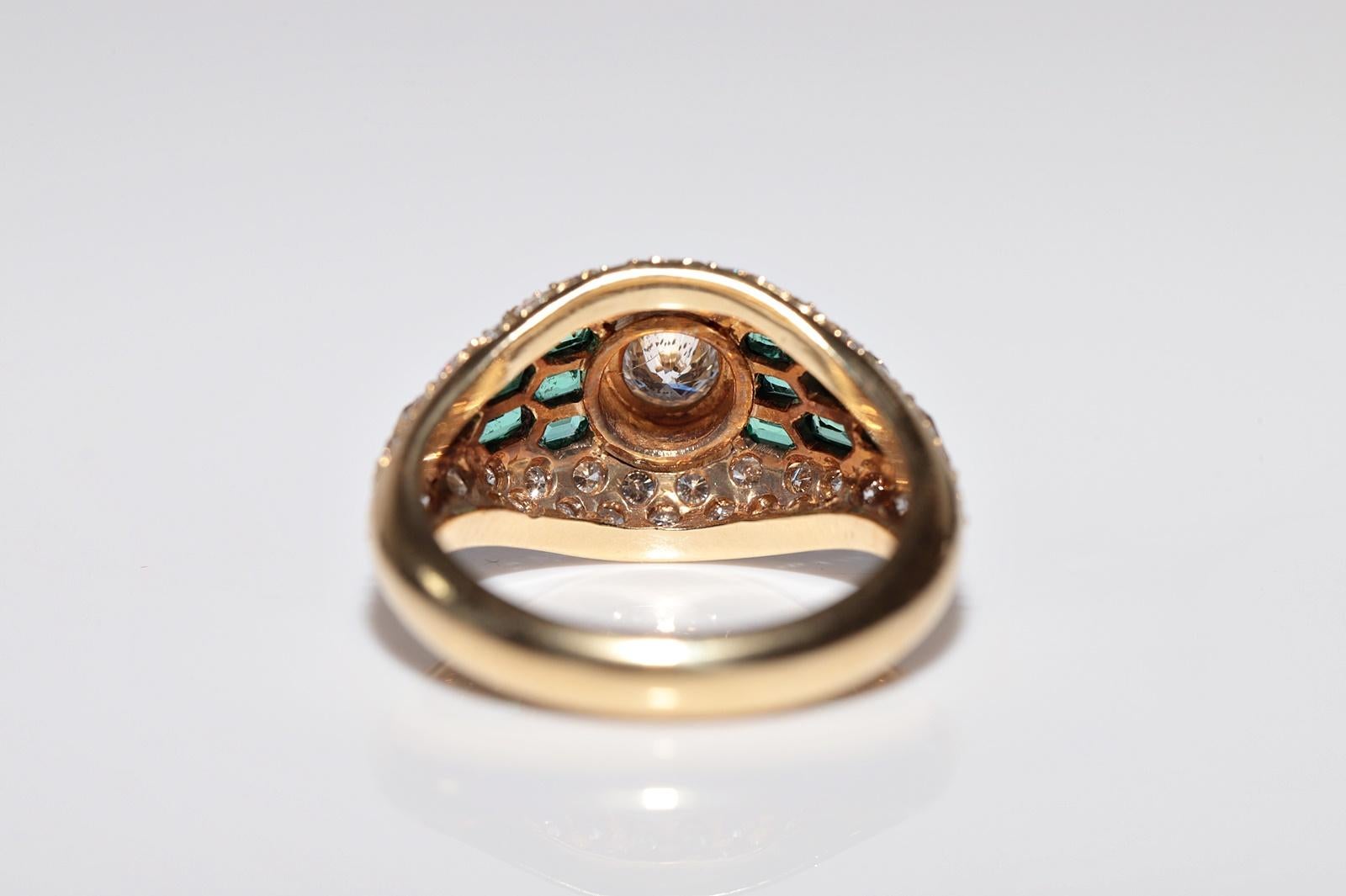 Vintage Circa 1980s 18k Gold Natural Diamond And Emerald Decorated Ring For Sale 2