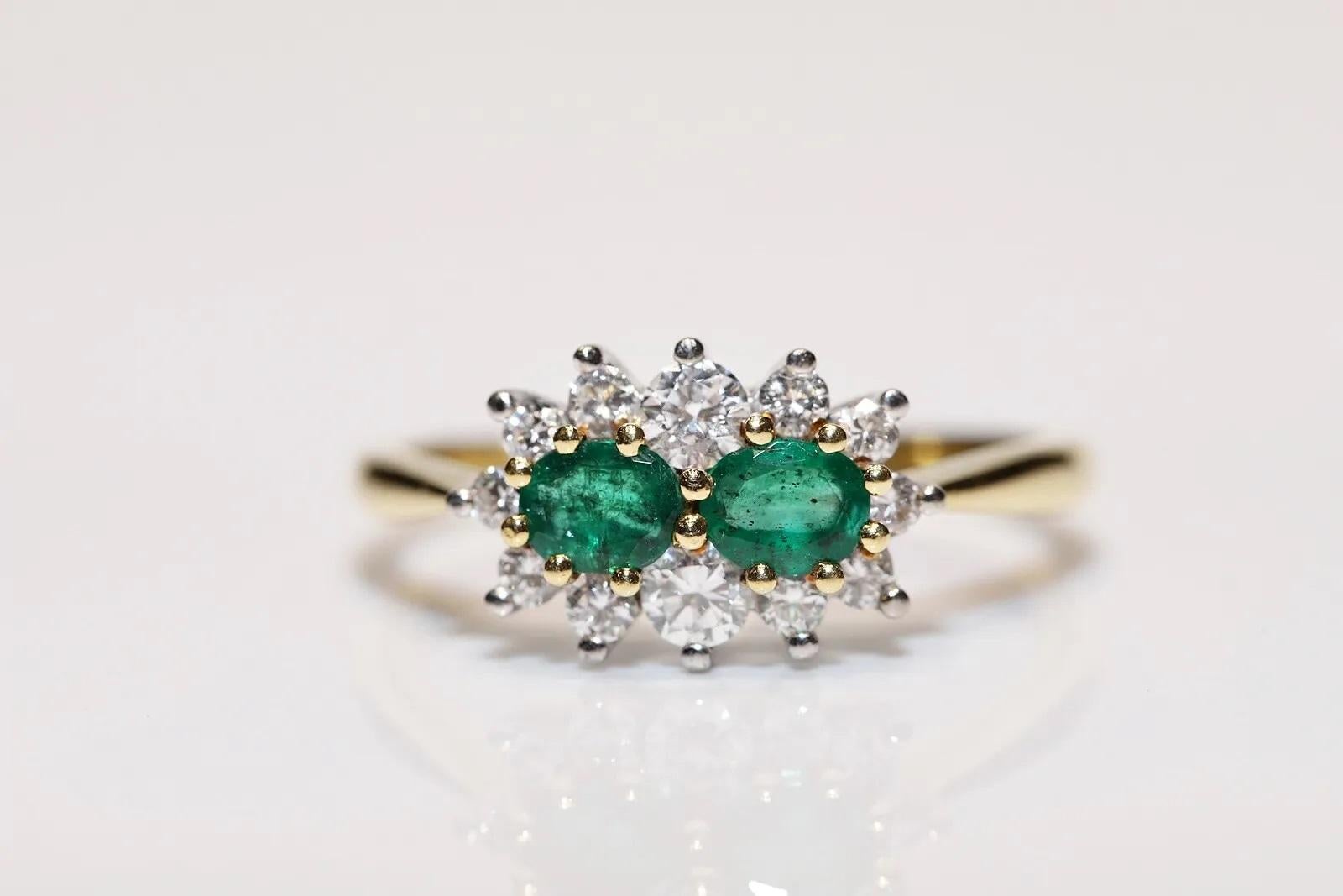 Vintage Circa 1980er Jahre 18k Gold Natürlicher Diamant und Smaragd Dekorierter Ring im Angebot 2