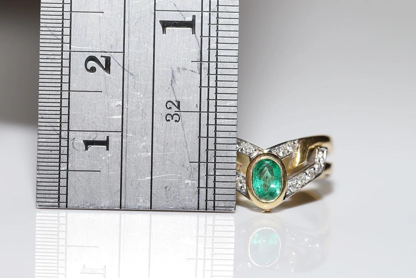 Vintage Circa 1980er Jahre 18k Gold Natürlicher Diamant und Smaragd Dekorierter Ring im Angebot 3