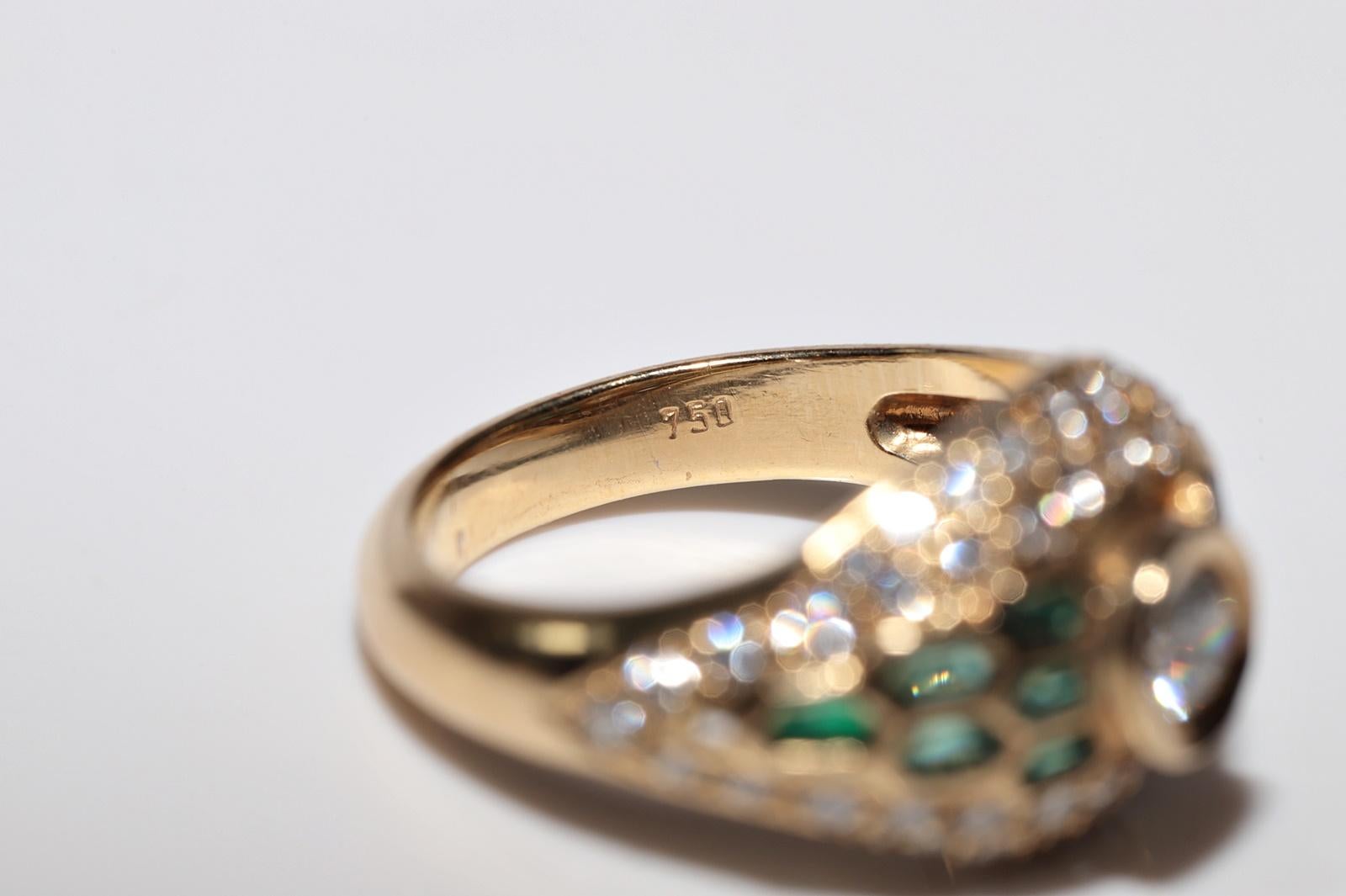 Vintage Circa 1980s 18k Gold Natural Diamond And Emerald Decorated Ring For Sale 3