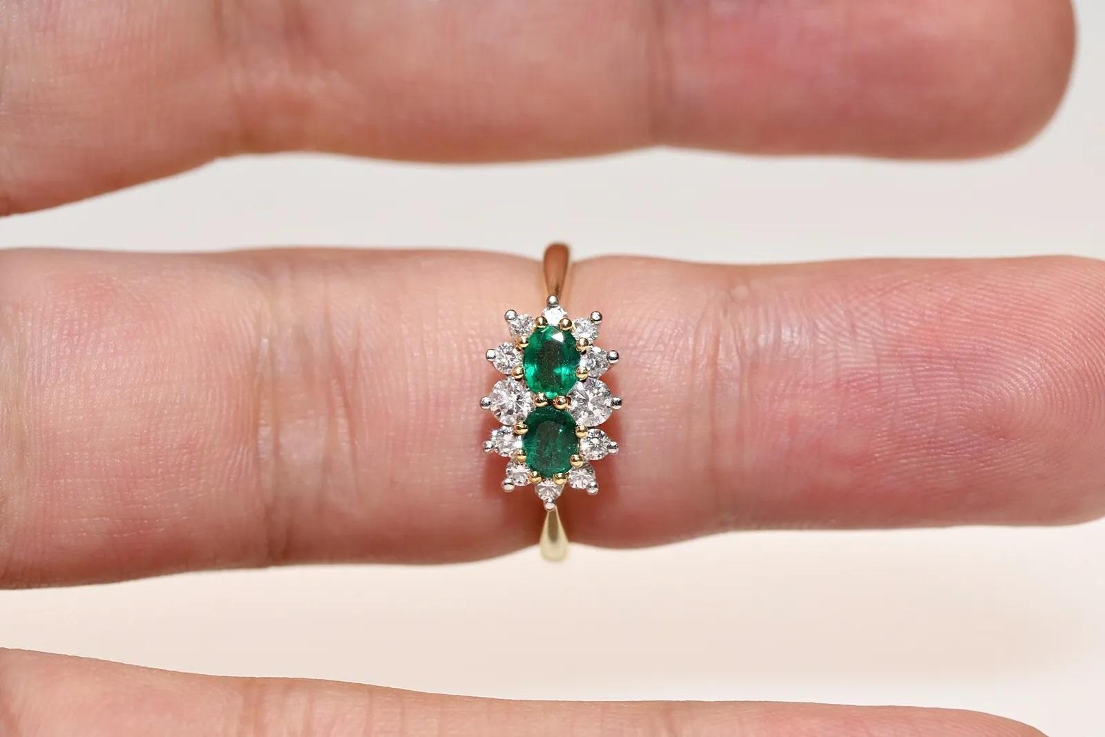 Vintage Circa 1980er Jahre 18k Gold Natürlicher Diamant und Smaragd Dekorierter Ring im Angebot 3