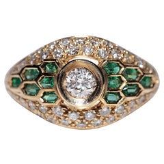 Vintage Circa 1980er Jahre 18k Gold Natürlicher Diamant und Smaragd Dekorierter Ring