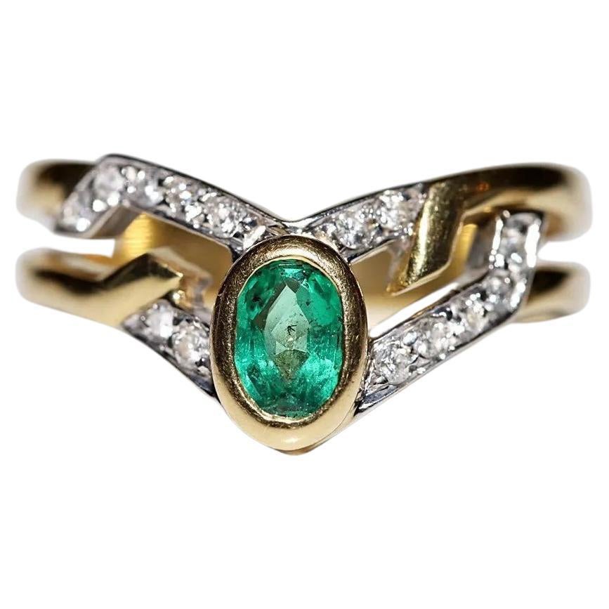 Vintage Circa 1980er Jahre 18k Gold Natürlicher Diamant und Smaragd Dekorierter Ring