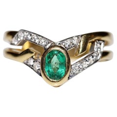 Vintage Circa 1980 Bague en or 18k décorée de diamants naturels et d'émeraudes