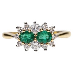 Vintage Circa 1980er Jahre 18k Gold Natürlicher Diamant und Smaragd Dekorierter Ring 