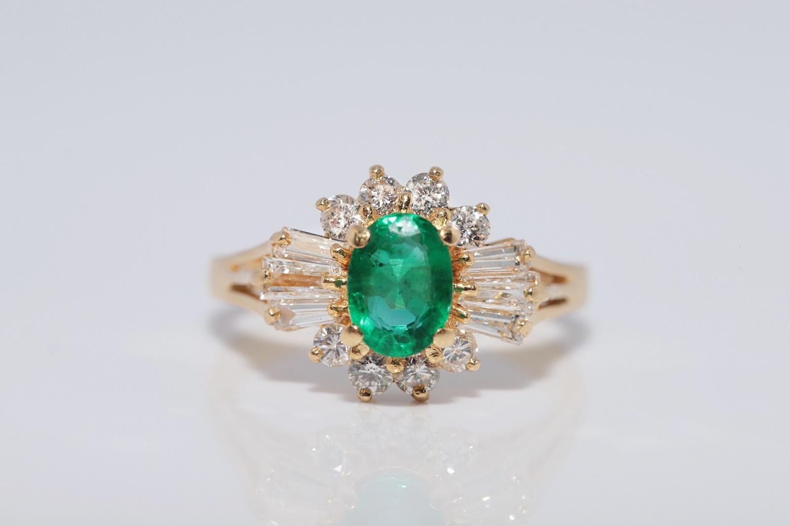 Vintage Circa 1980 Bague en or 18k décorée de diamants naturels et d'émeraudes