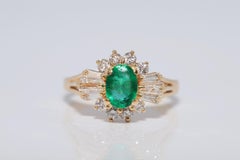 Vintage Circa 1980 Bague en or 18k décorée de diamants naturels et d'émeraudes