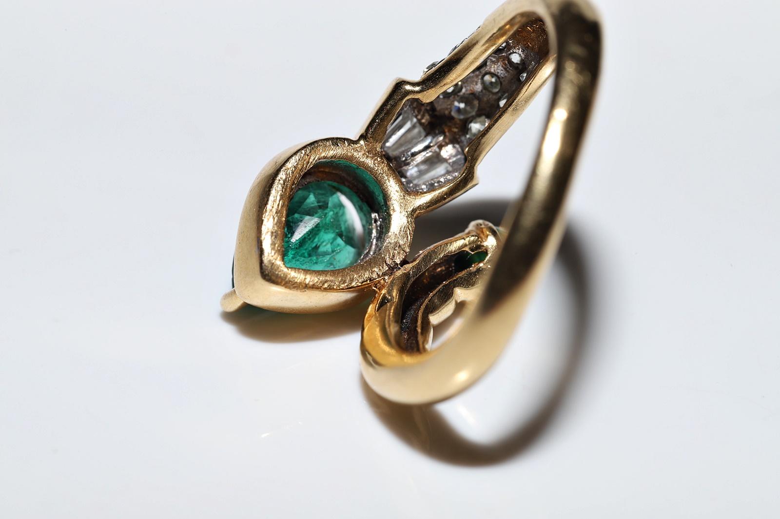Vintage Circa 1980s 18k Gold Natural Diamond And Emerald Decorated Snake Ring For Sale 6