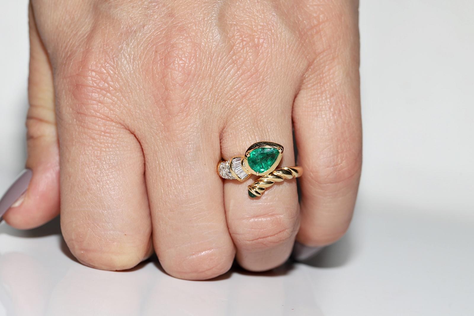 Retro Vintage Circa 1980s 18k Gold Natural Diamond And Emerald Decorated Snake Ring For Sale