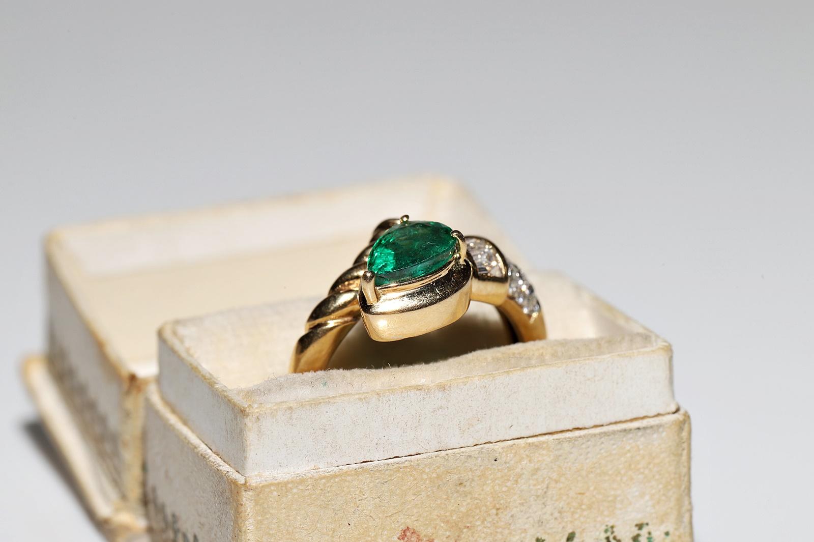 Women's Vintage Circa 1980s 18k Gold Natural Diamond And Emerald Decorated Snake Ring For Sale