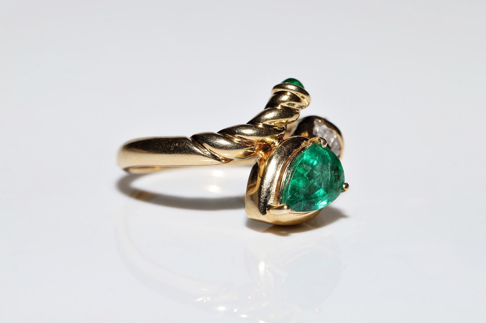 Vintage Circa 1980s 18k Gold Natural Diamond And Emerald Decorated Snake Ring For Sale 3