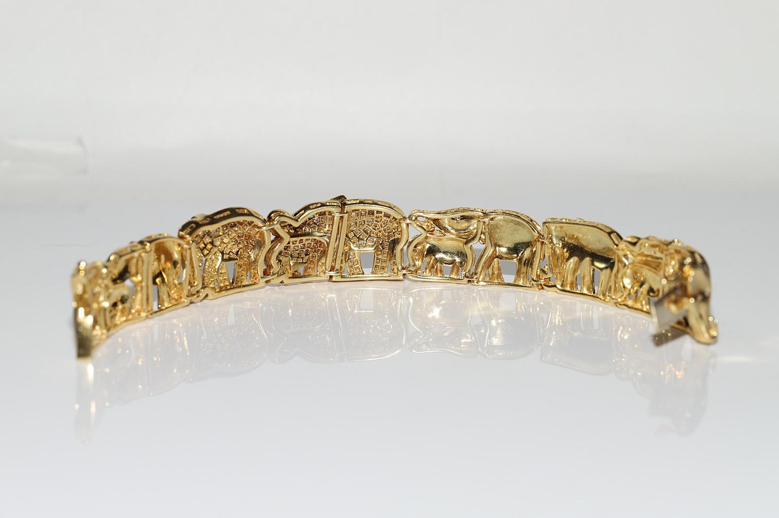 Vintage Circa 1980s 18k Gold Natural Diamond And Emerald Elephant Bracelet  For Sale 6