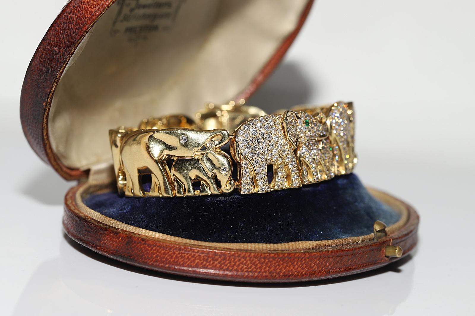 Brilliant Cut Vintage Circa 1980s 18k Gold Natural Diamond And Emerald Elephant Bracelet  For Sale