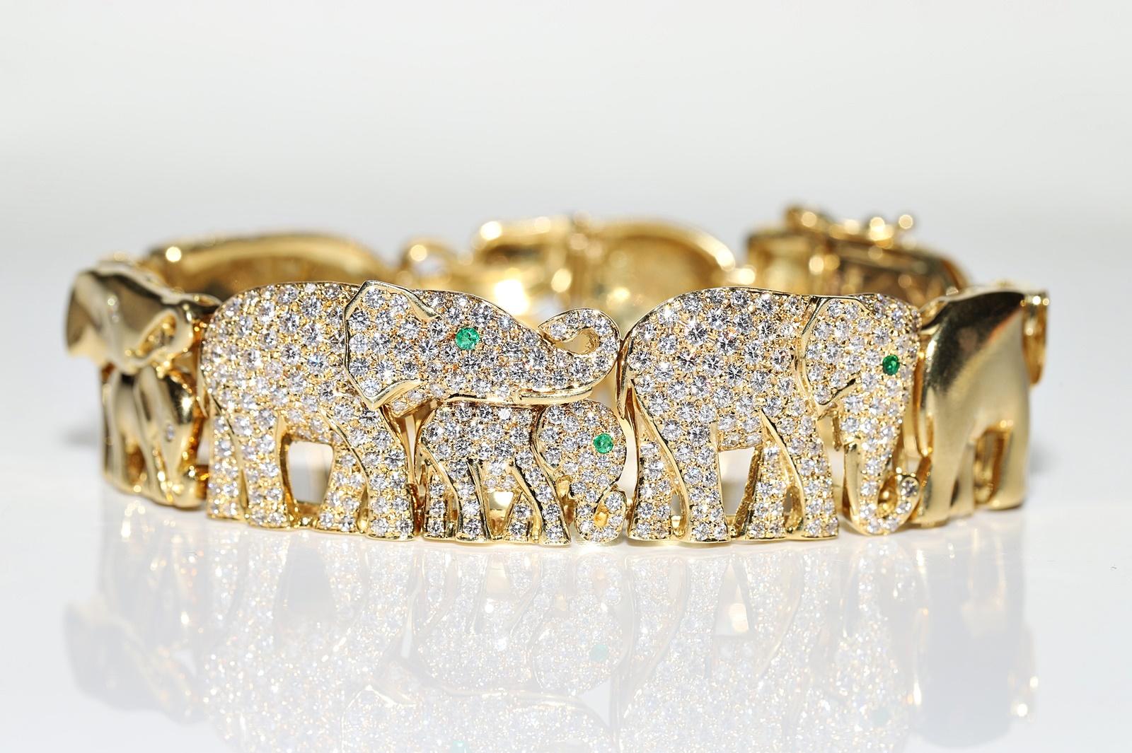 Vintage Circa 1980s 18k Gold Natural Diamond And Emerald Elephant Bracelet  In Good Condition For Sale In Fatih/İstanbul, 34