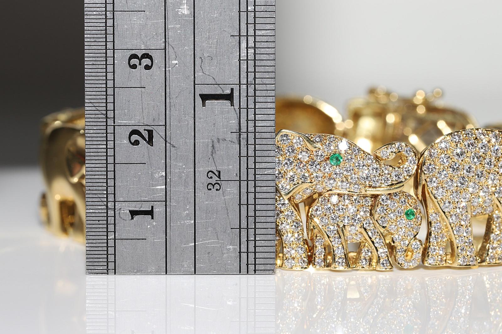 Vintage Circa 1980s 18k Gold Natural Diamond And Emerald Elephant Bracelet  For Sale 1